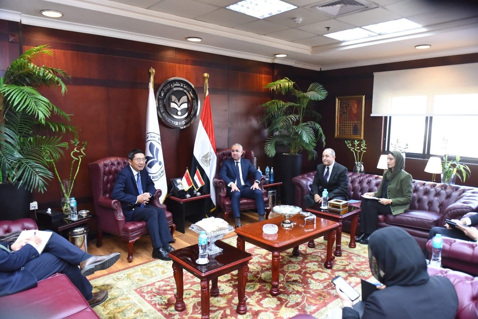 الهيئة العامة للاستثمار والمناطق الحرة تبحث مع سفير سنغافورة تعزيز التعاون الاستثماري المشترك