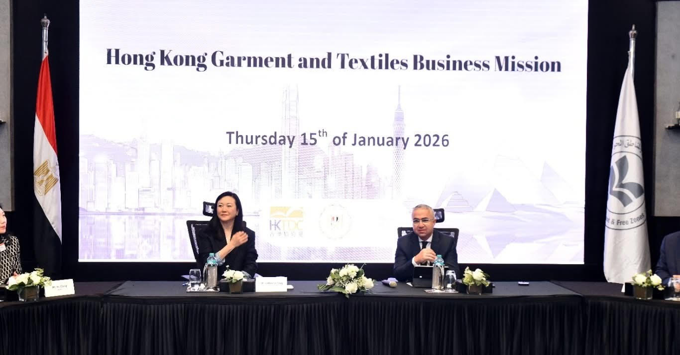 الهيئة العامة للاستثمار والمناطق الحرة ومجلس تنمية تجارة هونج كونج يبحثان فرص الاستثمار في قطاع الغزل والنسيج 