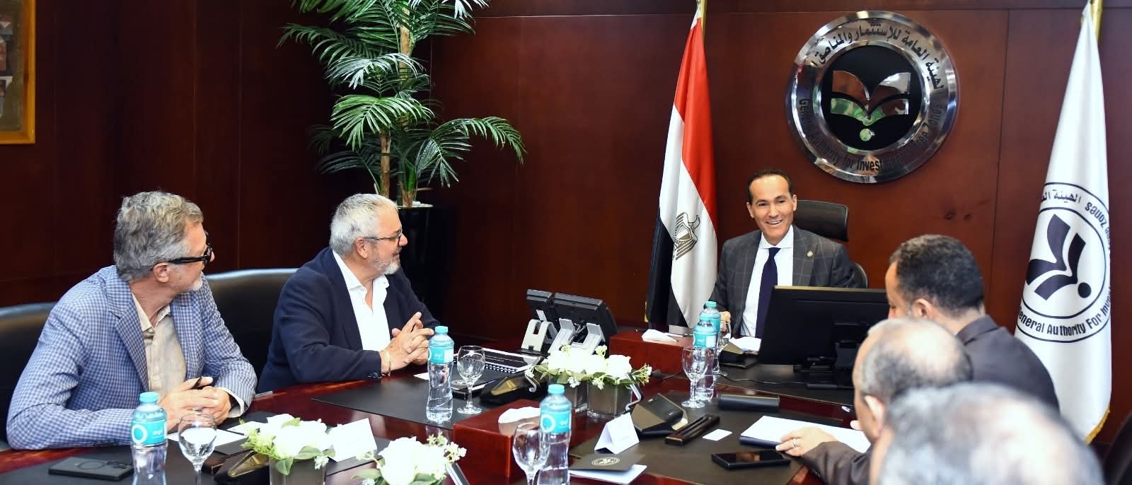 رئيس الهيئة العامة للاستثمار يلتقي وفد شركة "أونيفيرس" الإيطالية لبحث إنشاء مصنعين للملابس الجاهزة في مصر