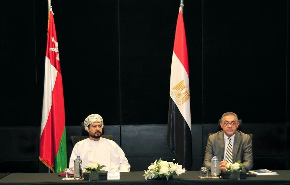 الرئيس التنفيذي للهيئة العامة للاستثمار والمناطق الحرة ووزير التجارة والصناعة وترويج الاستثمار العماني يبحثان تعميق التعاون