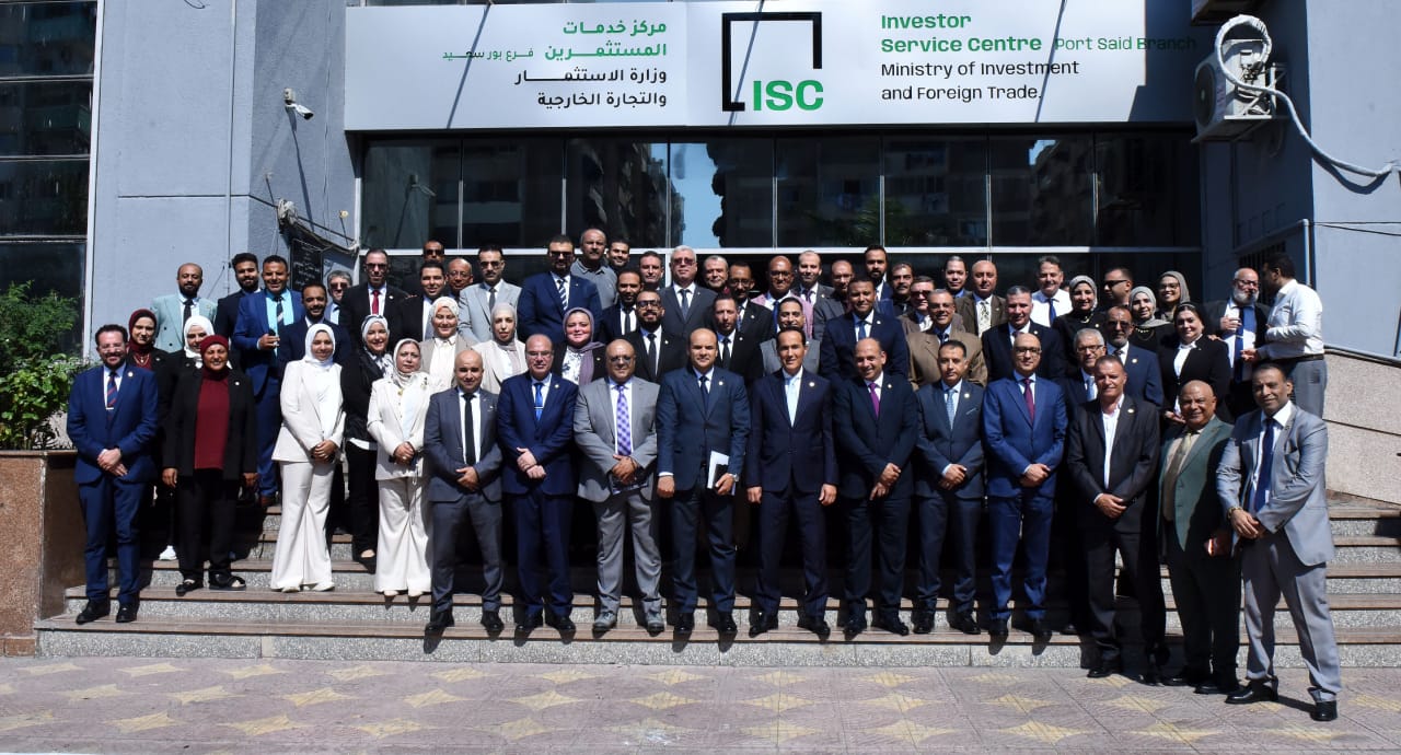 الرئيس التنفيذي للهيئة العامة للاستثمار والمناطق الحرة يتفقد سير العمل بمركز خدمات المستثمرين ببورسعيد