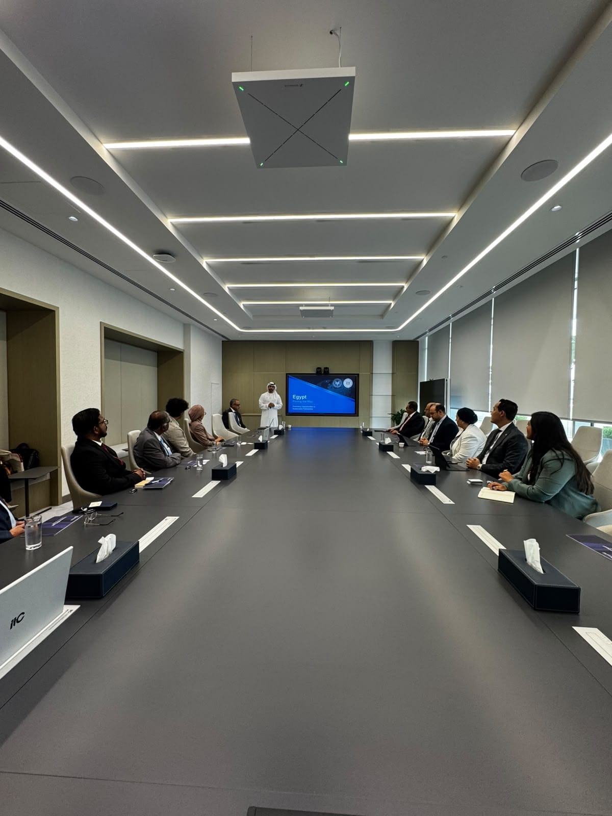 الرئيس التنفيذي لهيئة الاستثمار يشارك في مائدة مستديرة مع عملاء بنك الإمارات دبي الوطني في دبي لبحث فرص الاستثمار والتوسع في مصر