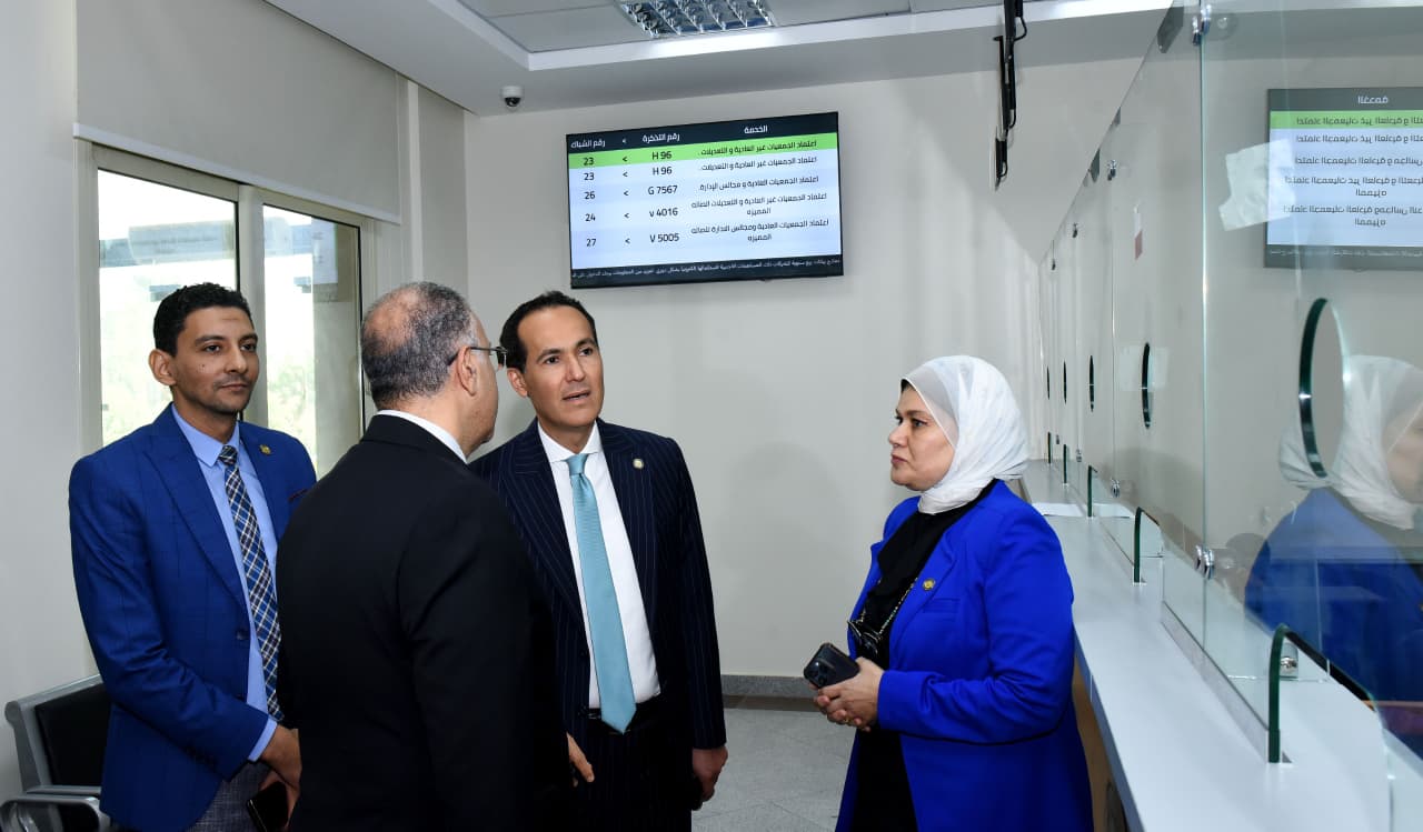 الرئيس التنفيذي لهيئة الاستثمار يتفقد مركز خدمات المستثمرين بفرع السادس من أكتوبر لمتابعة تطوير الخدمات وحل تحديات المستثمرين