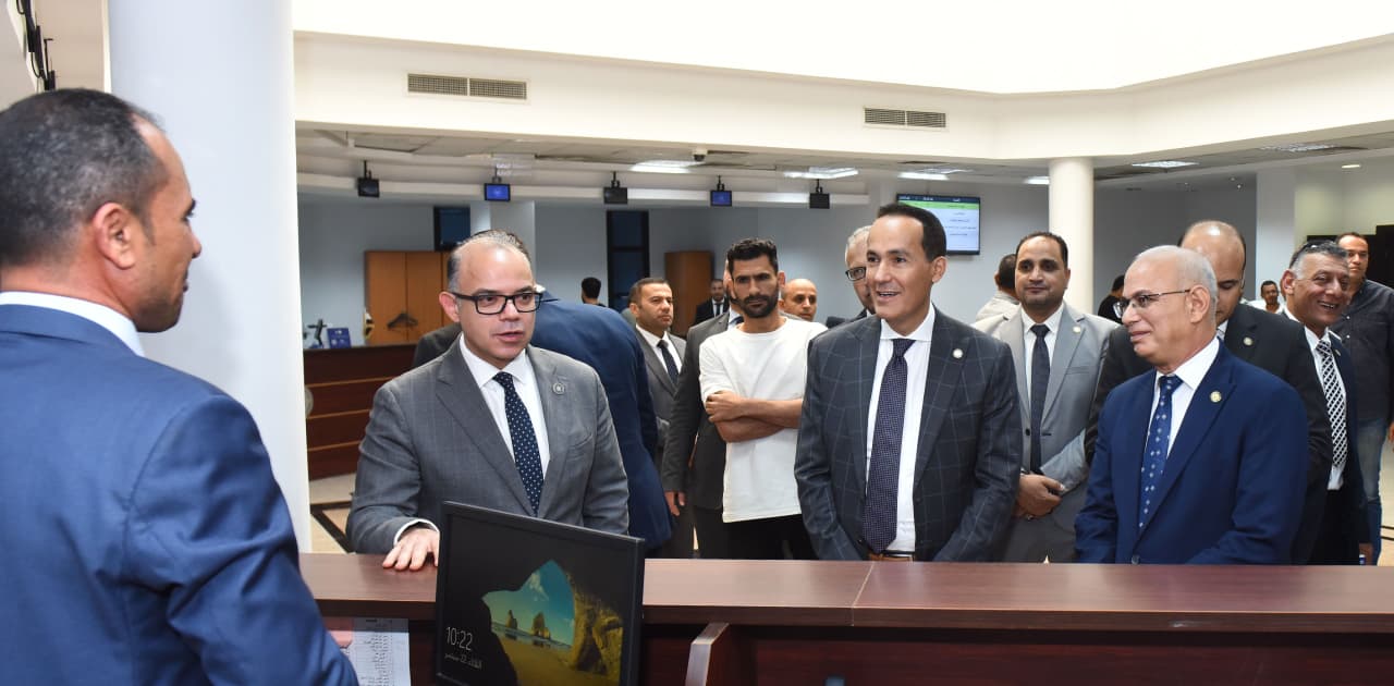 الرئيس التنفيذي للهيئة العامة للاستثمار والمناطق الحرة يتفقد مركز خدمات المستثمرين بجمصة