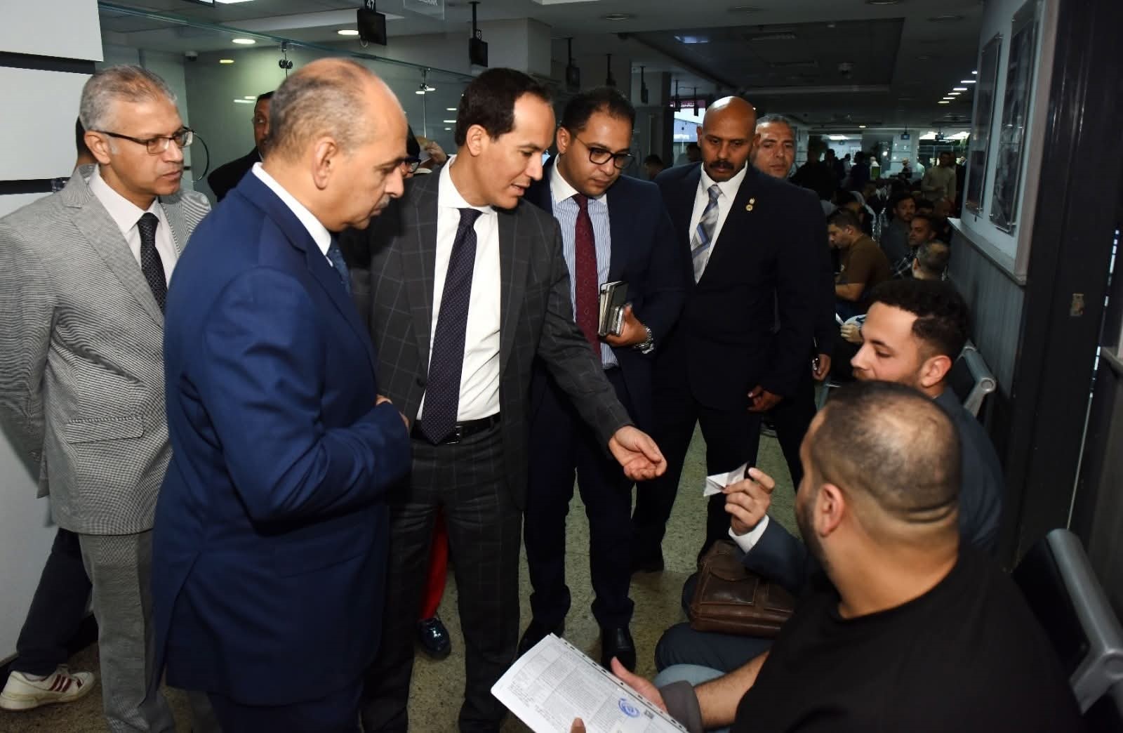 لمتابعة جهود تطوير خدمات المستثمرين وتسريع الإجراءات: جولة تفقدية للرئيس التنفيذي للهيئة العامة للاستثمار والمناطق الحرة بمركز خدمات المستثمرين