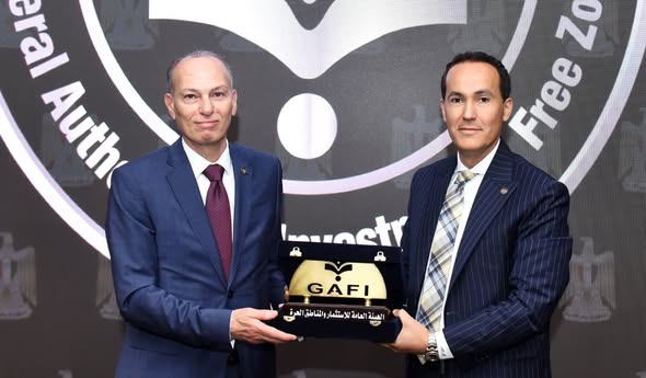 الرئيس التنفيذي للهيئة العامة للاستثمار والمناطق الحرة يكرّم أحد قيادات الهيئة تقديرًا لمسيرة مهنية حافلة بالعطاء